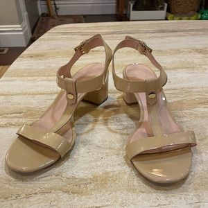 KATE SPADE Addie 9.5 Strappy Nude Heels Shoes Patent Leather T Strap Glossy Gold